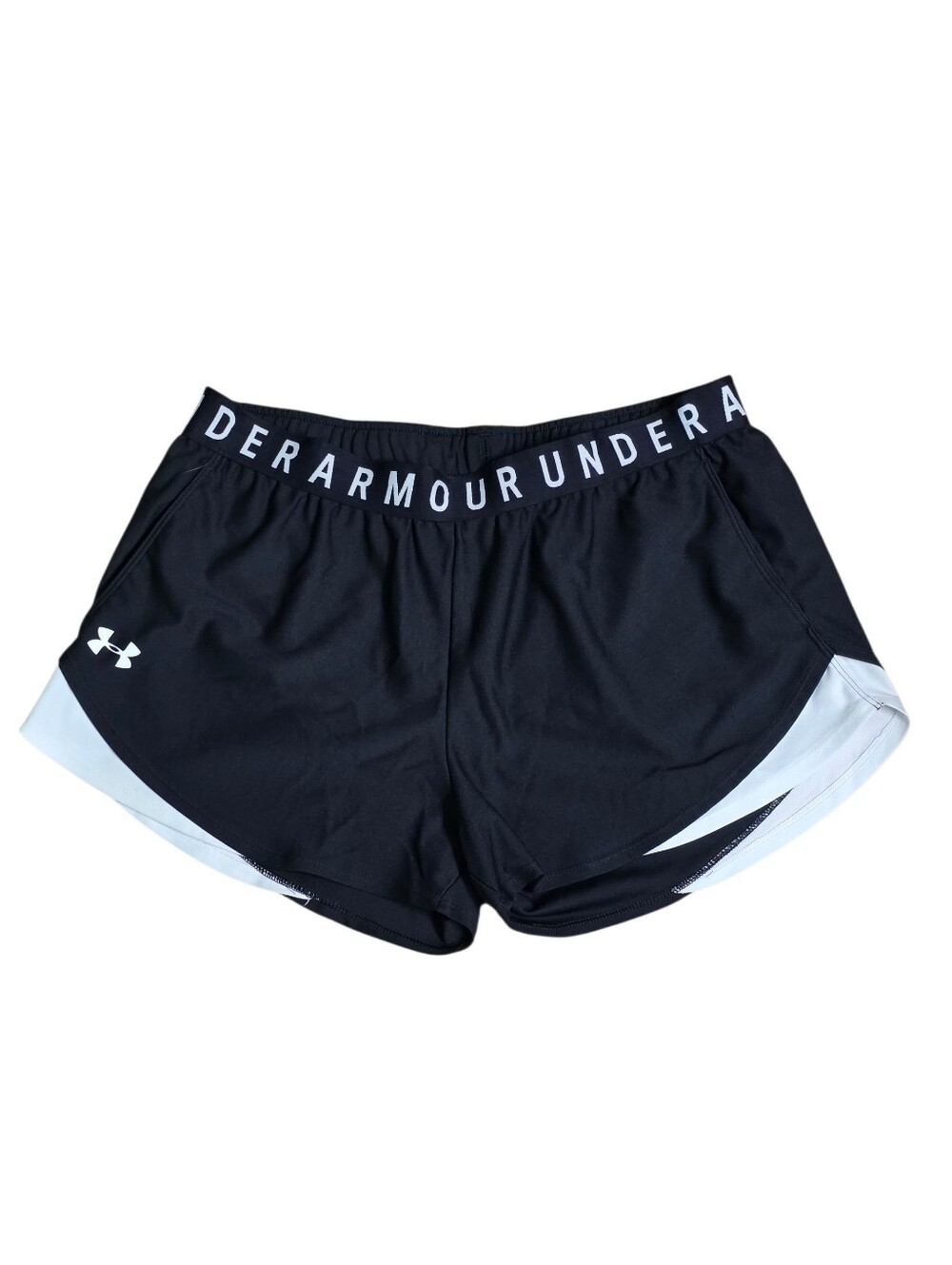 Under Armour Women's Play Up 3.0 Shorts with a white trimmed hem Size Large